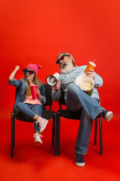 Photo senior man, grandfather having fun and spending time together with girl, granddaughter.