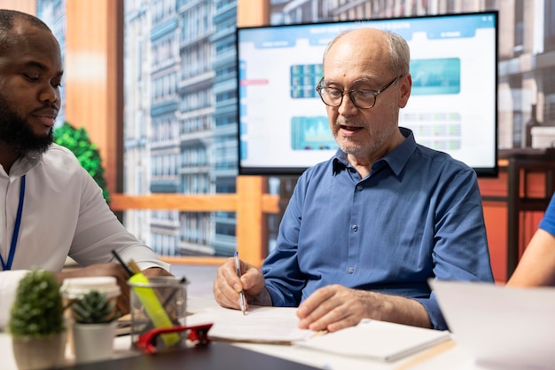 Photo senior man signing the contract for a retirement plan package