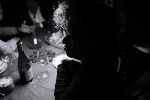 Photo senior woman drinking on table