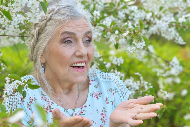 Photo senior woman in summer park