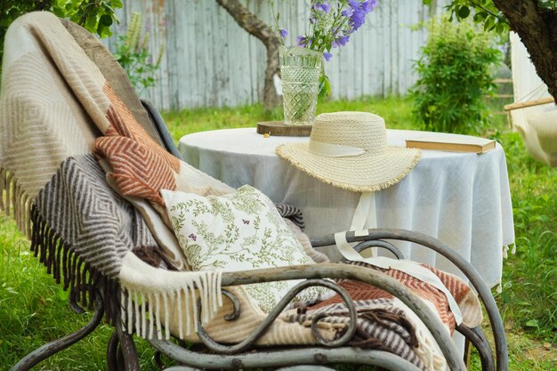 Photo serene backyard a rocking chair with a blanket invites relaxation paired with a table hosting