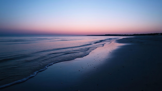 Photo a serene beach scene at dusk with gentle waves and a colorful sky