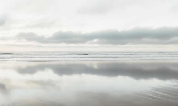 Photo serene beachscape under cloudy sky