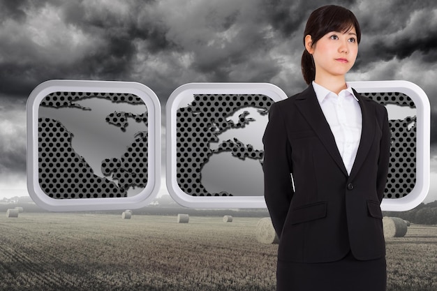 Photo serious businesswoman against misty landscape with bales of straw