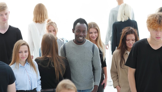 Photo serious woman standing in front of casual group of young people