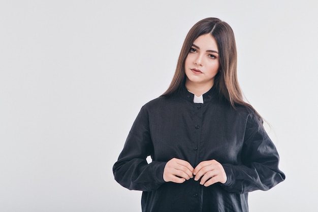 Photo serious woman with priest attire robe: collar