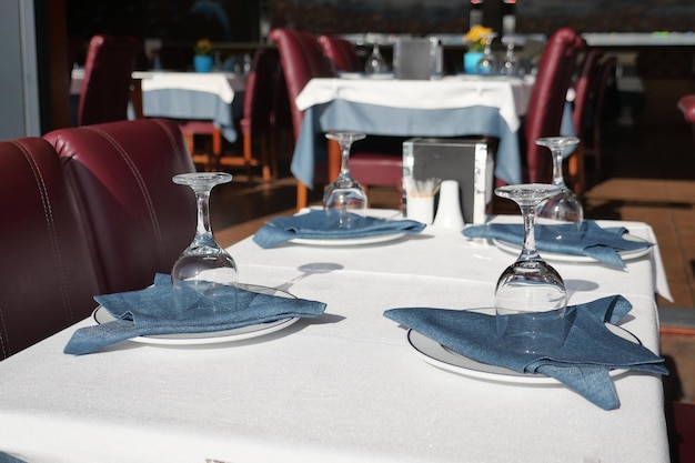 Photo served and decorated round festive table in a restaurant