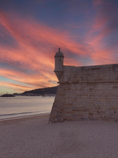 Photo sesimbra beach old fort in sesimbra seafront