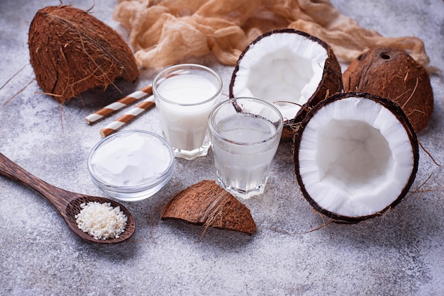 Set of coconut milk, water, oil and shavings. 