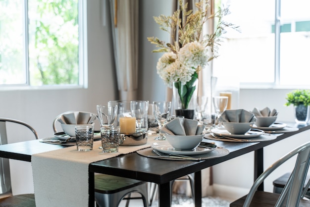 Set Dining Room Table in house