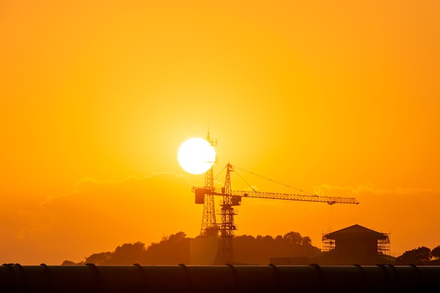 The setting sun dyed the mountain and the hanging tower golden