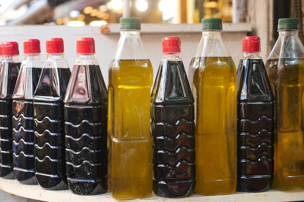 Photo several bottles of oil arranged on a table for food storage