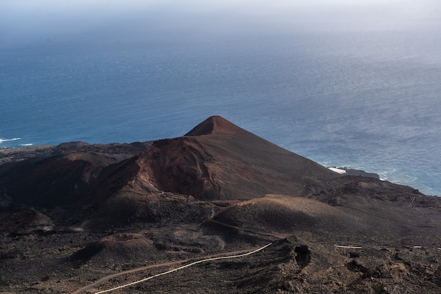 Photo several mouths of volcanoes and ancient lava in cumbre vieja natural park canary islands spain