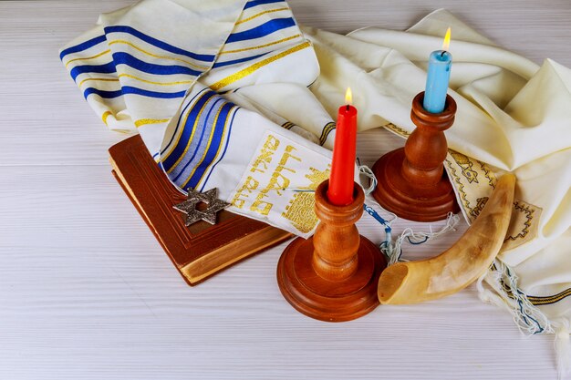 Photo shabbat eve table with covered candles