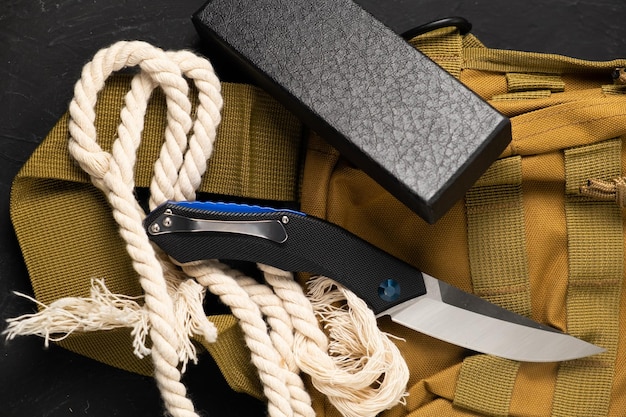 Photo sharp pocketknife on a black background