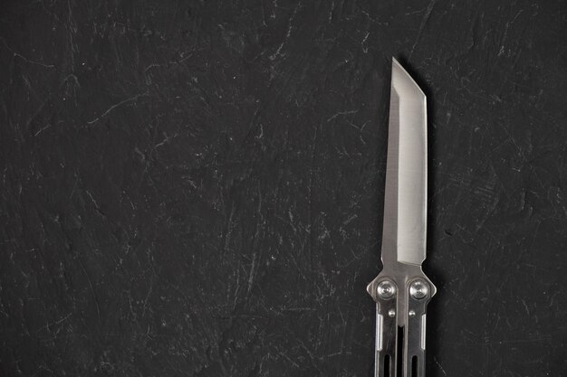 Photo sharp pocketknife on a black background