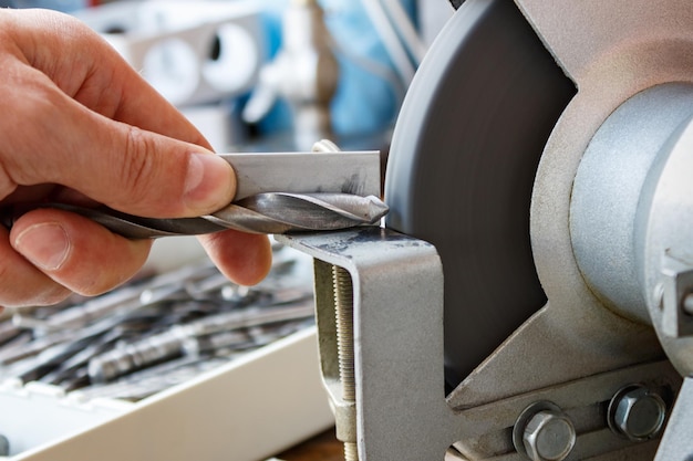 Sharpening drill bits on a grinding machine