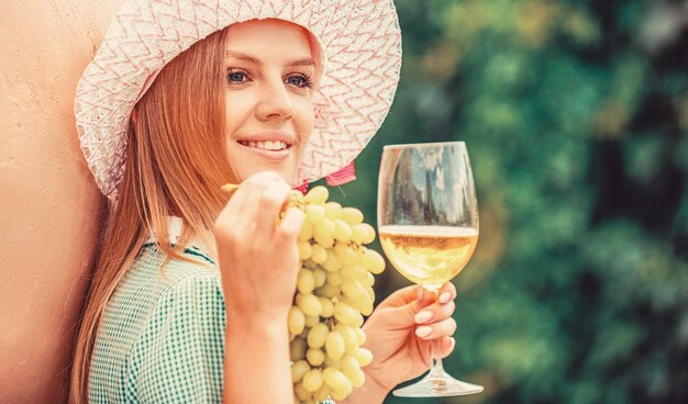 Photo she is showing grapes wine tasting in outdoor winery grape and wine making she is showing