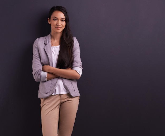 Photo shes beautiful in her casual nature studio shot of an attractive young woman