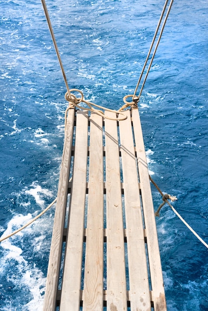 Photo ship ladder against the sea closeup