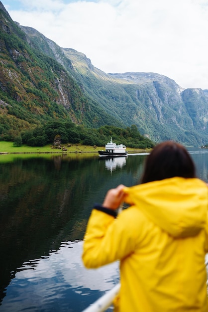 Photo a ship sailing in norwegian fjords amazing nature view with fjord and mountains beautiful reflection