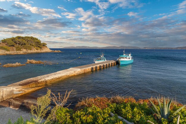 Photo ships at the pier in harbour of tour fondue fort medieval fortress  in hyeres var southern france