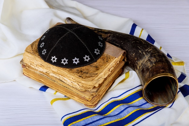 Photo shofar ram's horn and tallit