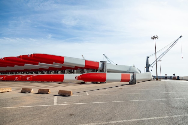 Shore storage of blades for wind turbines and parts of wind turbines in the seaport in Spain