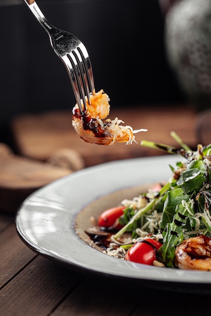 Shrimp and arugula salad with tomato and parmesan