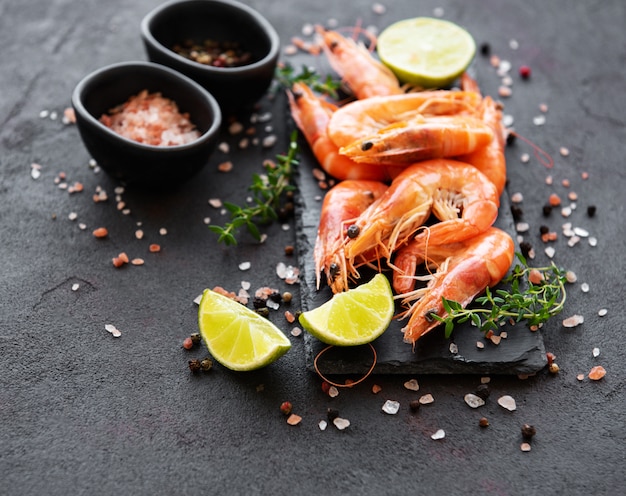 Shrimps or prawns served with lemon