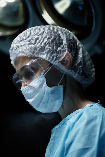 Photo side view mature woman surgeon