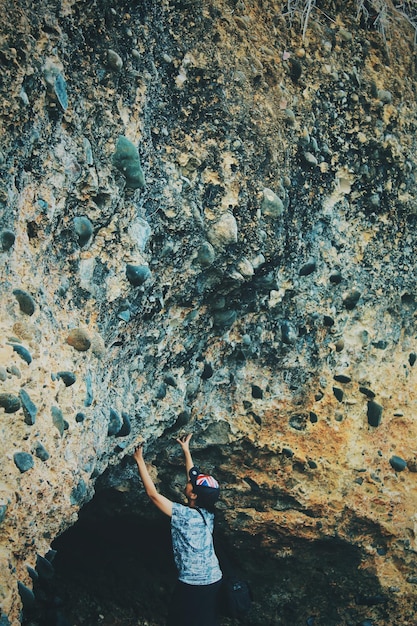 Photo side view of mid adult woman standing at cave