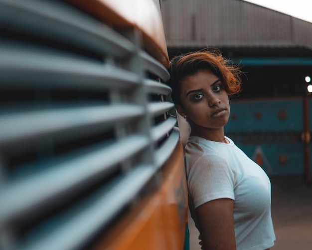 Photo side view portrait of young woman standing outdoors