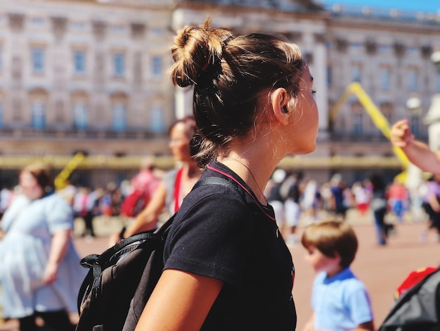 Photo side view of teenage girl in city