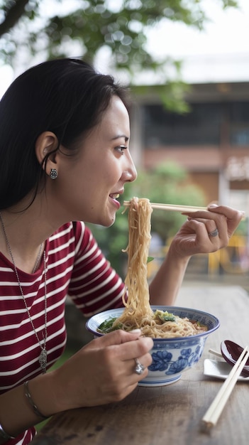 Photo side view woman eating delicious noodles