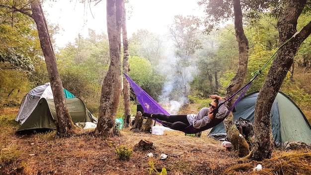 Photo side view of woman laying on ammock