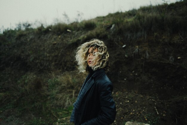 Photo side view of woman standing on field