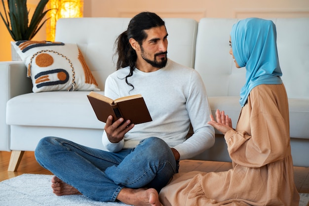 Photo sided view smiley couple chatting indoors