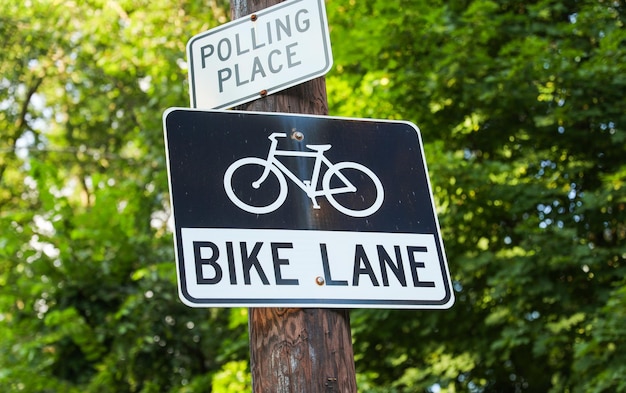 A sign for a bike lane that says " bike lane ".