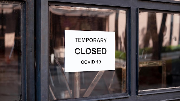 The sign in front of the office is temporarily closed. Sign Coronavirus in the store