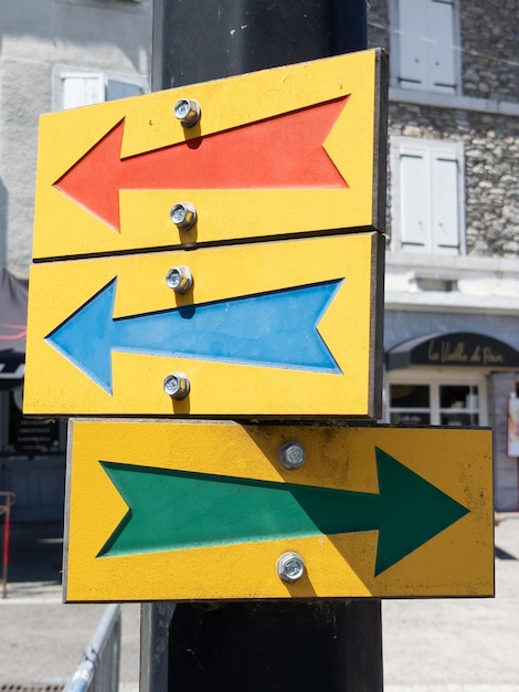 Photo sign outdoor hike hiking route signage with arrows for different routes color arrow pointing on side direction of footpath in city