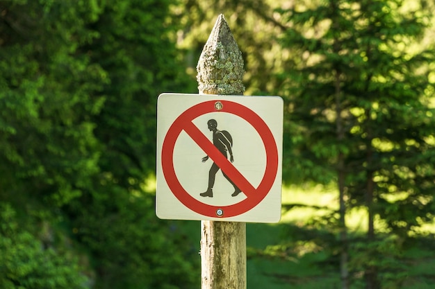 Photo a sign prohibiting tourists from entering a certain area in the mountains tatra mountains