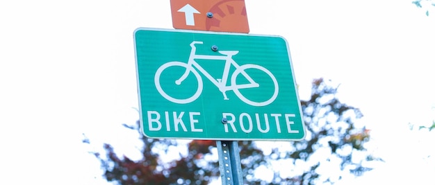 A sign that says bike route on it