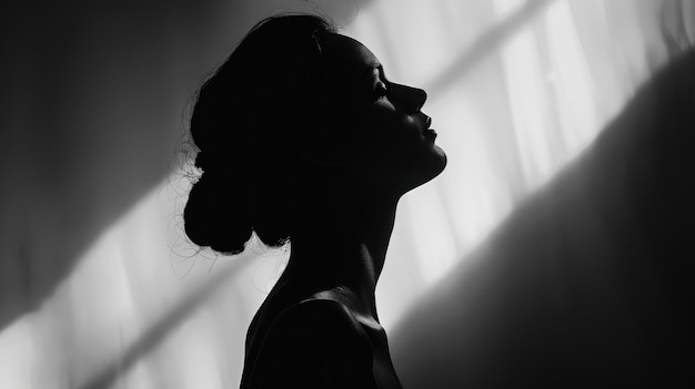 Photo silhouette of a beautiful woman with dark room background