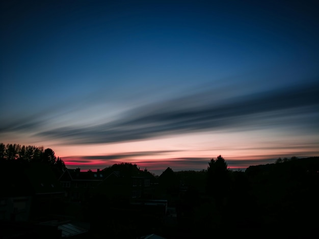 Photo silhouette buildings against sky at sunset