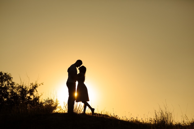 Silhouette of a couple sharing a romantic moment at suns, photo silhouette of a love couple. s