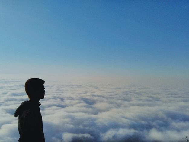 Photo silhouette man standing against cloudscape