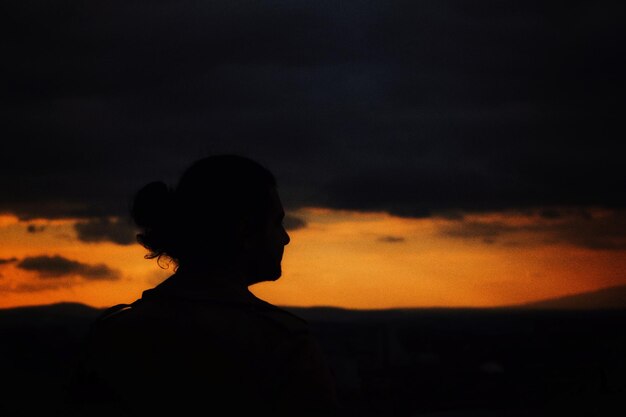 Photo silhouette man standing against sky during sunset