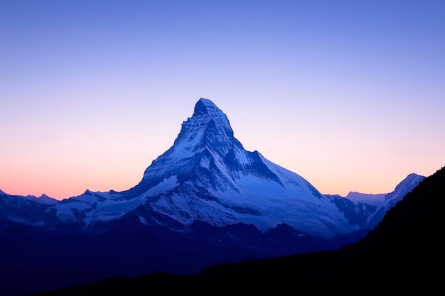 Photo silhouette of a mountain peak at dawn