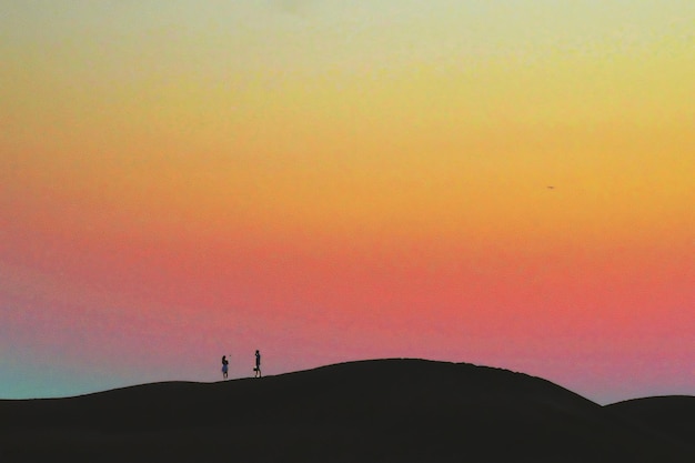 Photo silhouette of mountain at sunset